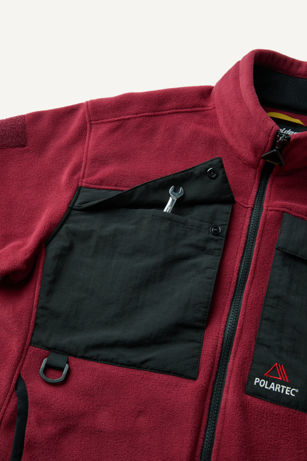 워크 미드레이어 폴라텍 플리스 재킷 V3는 일상, 작업, 아웃도어 활동에 적합한 남녀 공용 플리스 재킷입니다. 레드와 블랙 두 가지 색상으로 제공되며, 스탠다드핏으로 캐주얼하고 스포티한 스타일을 연출합니다. 폴라텍과 나일론 소재를 사용하여 두꺼우면서도 부드러운 촉감을 제공하며, 보온, 통기, 속건, 흡습 기능으로 쾌적함을 유지합니다. 총 9개의 포켓, 마찰 부위 덧댐, YKK 스냅/지퍼, 볼디스트 네임택 호환, D링 다용도 고리, 벨크로 소매 등 다양한 디테일로 실용성을 더했습니다. 캠핑룩, 등산룩, 고프코어 스타일을 완성해보세요.
