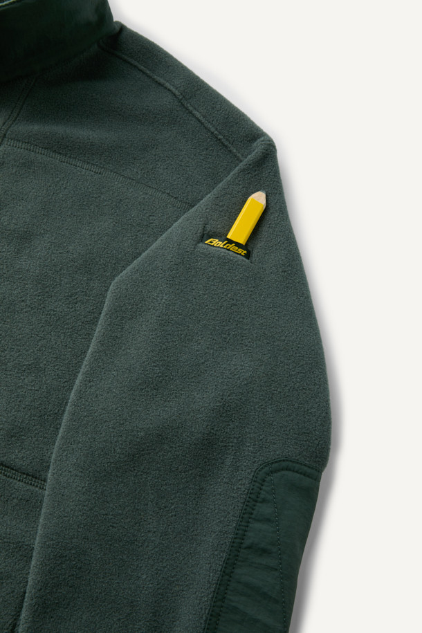 폴라텍 플리스 아노락 재킷은 가볍고 부드러운 착용감으로 일상과 아웃도어 활동 모두에 적합합니다. 간절기와 겨울철에 활용하기 좋은 얇은 두께의 컴포트핏 재킷이며, 그린 컬러의 무지 디자인으로 다양한 스타일 연출이 용이합니다. 하이넥 디자인과 가슴 상단 포켓, 왼쪽 소매 펜 포켓, 팔꿈치 덧댐 등의 디테일이 돋보입니다. 보온, 통기, 흡습, 속건 기능으로 쾌적함을 유지하며, 등산룩, 겨울 데일리룩, 캠핑룩 등 다양한 TPO에 활용하기 좋습니다. 스포티, 캐주얼, 고프코어 스타일을 즐기는 분들께 추천합니다.
