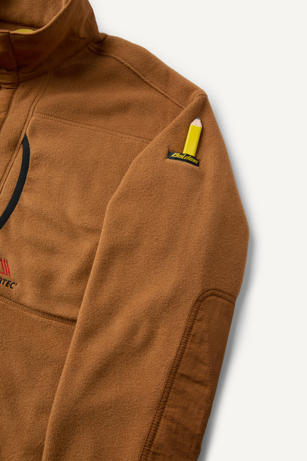 폴라텍 플리스 아노락 재킷은 아웃도어 활동과 일상에서 모두 활용 가능한 남녀 공용 아노락입니다. 가을, 겨울 시즌에 적합하며, 브라운 컬러의 무지 디자인으로 스포티하면서도 캐주얼한 스타일을 연출할 수 있습니다. 두꺼운 두께감의 폴라텍, 나일론 소재를 사용하여 부드러운 촉감과 뛰어난 보온성, 통기성, 속건성을 제공합니다. 컴포트 핏에 하이넥 디자인, 스냅 여밈 방식으로 편안하게 착용할 수 있으며 팔꿈치 덧댐, 가슴 포켓, 펜 포켓 등의 디테일로 실용성을 더했습니다. 등산룩, 가을 나들이룩, 겨울 데일리룩 등 다양한 TPO에 맞춰 스포티, 캐주얼, 고프코어 스타일을 연출해 보세요.
