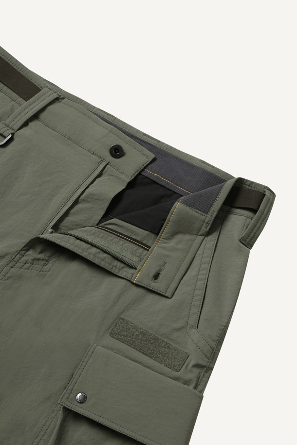 액티브 하프 팬츠 V2는 아웃도어 활동과 일상생활 모두에 적합한 공용 반바지입니다. 카키 색상으로, 여름철 시원하게 착용할 수 있도록 얇고 부드러운 나일론 스판덱스 혼방 소재를 사용했습니다. 흡습속건, 통기성, 신축성 기능을 갖춰 활동성을 높였으며, 컴포트핏으로 편안한 착용감을 제공합니다. 7개의 포켓과 YKK 지퍼, D링, 파우치 호환 기능으로 수납력을 강화했으며, 스트레치 우븐 에어리도트 소재 배색으로 디자인 포인트를 더했습니다. 여행, 휴가, 등산 등 다양한 TPO에 스포티, 캐주얼, 고프코어 스타일로 연출하기 좋습니다.
