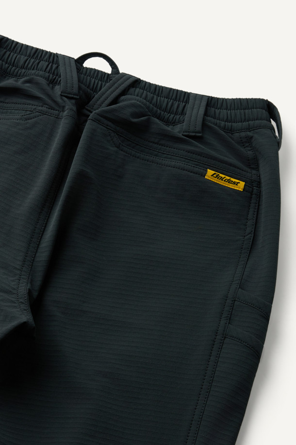 워크 액티브 에센셜 윈터 조거 팬츠는 겨울철 워크웨어와 일상복으로 활용하기 좋은 조거 팬츠입니다. 블랙 컬러의 무지 디자인으로 어떤 스타일에도 쉽게 매치할 수 있으며, 코듀라와 플리스 소재를 사용하여 뛰어난 내구성과 보온성을 제공합니다. 컴포트핏 조거 스타일로 편안한 착용감을 선사하며, YKK 지퍼, 허리 스트링, D링 벨트고리, 다양한 포켓, 무릎 및 오금 입체 절개, 브랜드 와펜 등 디테일한 기능과 디자인을 더했습니다. 출근룩과 캠핑룩은 물론, 캐주얼, 미니멀, 스포티 등 다양한 스타일을 즐기는 분들께 추천합니다.
