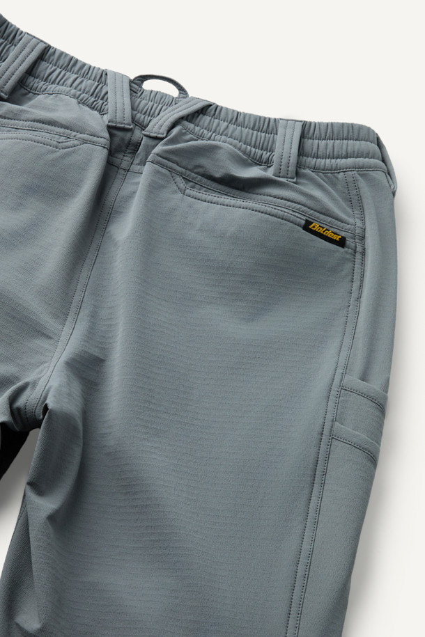 워크 액티브 에센셜 윈터 조거 팬츠는 워크, 일상, 산책 등 다양한 TPO에 활용 가능한 겨울철 조거 팬츠입니다. 톤 다운된 그레이 컬러에 스포티하고 캐주얼한 스타일을 더해 미니멀한 무드를 연출합니다. 안감은 부드러운 플리스 소재로 제작되었으며, 두꺼운 두께감으로 보온성을 높였습니다. 튼튼한 코듀라 소재와 내마모성이 뛰어난 플리스 안감으로 제작되어, 내구성이 뛰어나며 YKK 지퍼, 허리 스트링, D링 벨트고리, 다양한 입체 절개 디테일로 활동성을 더했습니다. 양쪽 사이드 2단 포켓과 브랜드 와펜으로 디자인의 완성도를 높였습니다.
