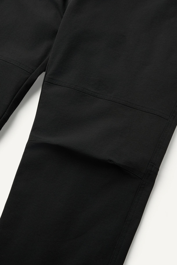 **에센셜 윈터 기모 팬츠 V2 (옥타)**는 일상과 워킹, 출근룩에 모두 활용 가능한 남녀 공용 기모 팬츠입니다. 블랙 색상으로 출시되었으며, 스포티, 캐주얼, 미니멀 스타일을 연출하기 좋습니다. 나일론과 스판덱스 혼방 소재로 제작되어 편안한 컴포트핏을 제공하며, 두꺼운 두께감으로 겨울철 보온성을 높였습니다. 옥타(OCTA) 안감과 기모 안감, 흡습속건, 통기, 경량 기능으로 쾌적한 착용감을 선사합니다. YKK 지퍼, D링 고리, 사이드 포켓, 카고 포켓, 펜슬 홀더, 행거 루프 등 실용적인 디테일을 더했습니다.
