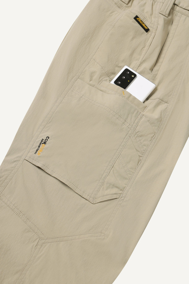 라이트워크 코듀라립 팬츠는 일상과 워크웨어 스타일을 모두 만족시키는 남성용 워크 팬츠입니다. 베이지 컬러의 무지 디자인으로, 봄, 여름, 가을 3계절 모두 활용 가능하며, 캐주얼 및 스포티한 무드를 연출합니다. 코듀라 및 나일론 소재를 사용하여 내구성이 뛰어나고, 얇은 두께감으로 편안한 착용감을 제공합니다. 허리 스트레치 밴딩, YKK 지퍼, 10개의 포켓, 더블 스티치, 립스탑 원단, WR 코팅 등 다양한 기능과 디테일을 갖춰 출근룩과 워크샵룩에 적합합니다. 컴포트 핏으로 편안하게 착용 가능하며, 미니멀하고 세련된 워크웨어 스타일을 완성해 보세요.
