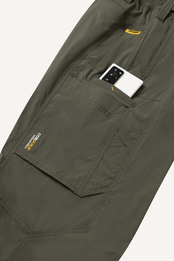 라이트워크 코듀라립 팬츠는 일상과 워크 활동에 적합한 남녀 공용 긴바지입니다. 카키와 올리브 두 가지 컬러로 제공되며, 코듀라, 나일론, 스판덱스 혼방의 립스탑 원단을 사용하여 내구성과 신축성, 생활 방수 기능을 갖췄습니다. 허리 스트레치 밴딩으로 편안한 착용감을 제공하며, 컴포트핏과 레귤러핏 두 가지 핏으로 만나보실 수 있습니다. 10개의 포켓과 YKK 지퍼, 더블 스티치, WR 코팅, 파우치 호환 기능이 특징이며, 캐주얼, 미니멀, 워크웨어 스타일을 연출하기 좋습니다.
