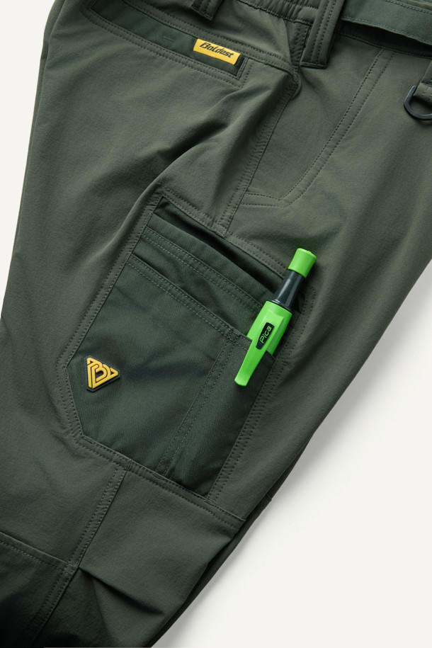 워크 에센셜 팬츠 V4는 남성용 워크 팬츠로, 밀리터리 및 스포티 스타일을 결합한 디자인입니다. 카키와 올리브 두 가지 색상으로 제공되며, 사계절 착용이 가능합니다. 나일론, 스판덱스, 코듀라 혼방 소재로 제작되어 부드러운 촉감과 뛰어난 내구성을 자랑하며, 스트레치 기능으로 편안한 착용감을 선사합니다. 9개의 포켓, YKK 지퍼, D링 고리, 파우치 호환, 네임택 고리 등 실용적인 디테일이 돋보이며, 스탠다드핏과 뒷밴딩 처리로 활동성을 높였습니다. 여행, 캠핑, 출근 등 다양한 TPO에 미니멀하고 캐주얼한 스타일로 활용하기 좋습니다.
