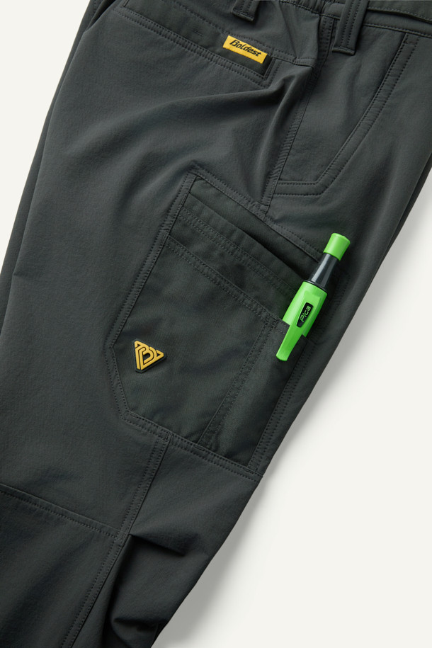 워크 에센셜 팬츠 V4는 밀리터리와 스포티 무드를 담은 공용 워크팬츠입니다. 카키와 그린 두 가지 색상으로 출시되었으며, 사계절 착용 가능한 긴 기장의 바지입니다. 나일론, 스판덱스, 코듀라 혼방 소재로 제작되어 스트레치, 수납성, 내구성이 뛰어납니다. 9개의 포켓과 YKK 지퍼, D링 고리 등의 디테일은 실용성을 높이고, 뒷밴딩 처리로 편안한 착용감을 제공합니다. 출근룩, 여행룩, 캠핑룩 등 다양한 TPO에 미니멀 또는 캐주얼 스타일로 활용하기 좋습니다.
