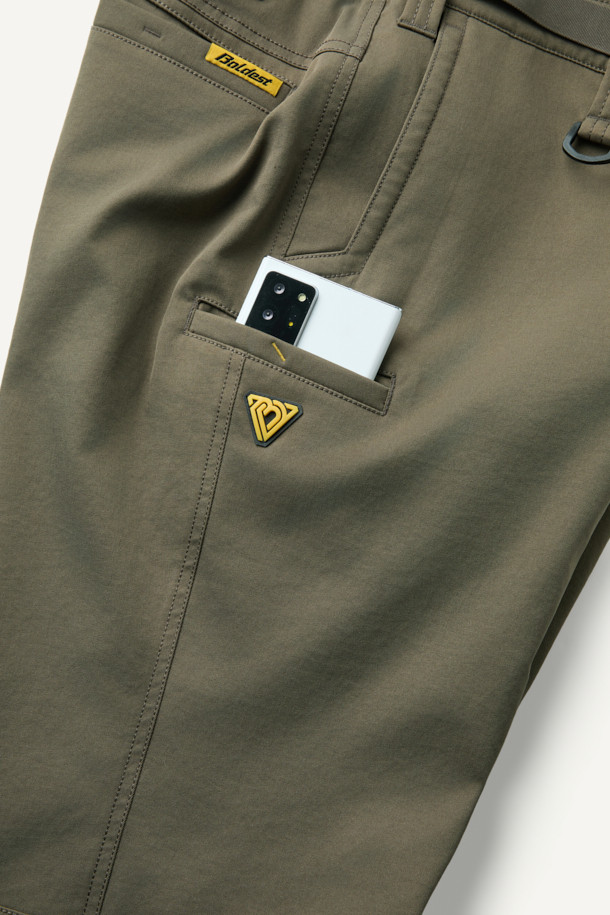 워크 에센셜 조거 팬츠 V3는 워크웨어와 일상, 스포티, 캐주얼 스타일을 모두 아우르는 공용 조거 팬츠입니다. 카키와 올리브 두 가지 색상으로 출시되었으며, 사계절 모두 착용 가능합니다. 부드러운 폴리에스테르 소재에 스탠다드핏 조거핏으로 편안한 착용감을 선사합니다. 밴딩 처리된 허리와 7개의 포켓 시스템, YKK 지퍼, D링 벨트고리, 무릎 턱 디테일, 파우치 호환 기능까지 갖춰 실용성을 더했습니다. 출근룩과 여행룩 모두 활용 가능하며, 스트레치, 흡습, 속건 기능으로 활동성을 높였습니다.
