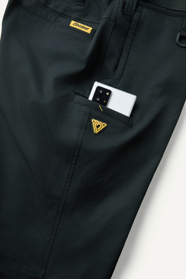 워크 에센셜 조거 팬츠 V3는 워크웨어와 일상 모두에 어울리는 남녀 공용 조거 팬츠입니다. 블랙 컬러의 무지 디자인으로, 스포티하면서도 캐주얼한 스타일을 연출합니다. 폴리에스테르 소재로 제작되어 부드러운 촉감을 제공하며, 사계절 내내 착용 가능합니다. YKK 지퍼, 7개의 포켓, 무릎 턱 디테일, D링 벨트고리가 특징이며, 파우치 호환이 가능하여 실용성을 더했습니다. 흡습, 속건, 신축성 기능으로 편안한 착용감을 선사합니다.
