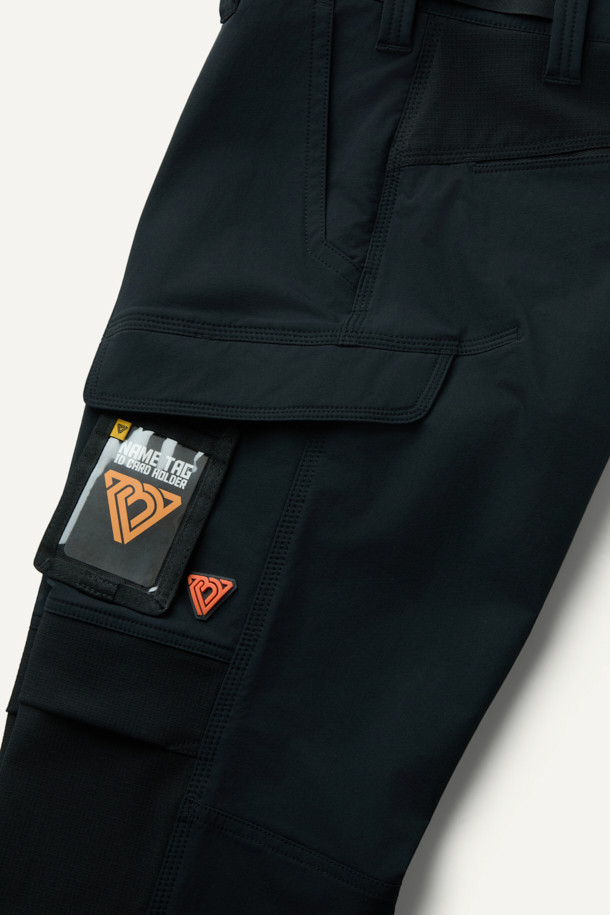 워크 시그니쳐 팬츠 V2 (화섬)는 남성용 워크웨어 스타일의 컴포트핏 긴 바지입니다. 나일론과 스판덱스 혼방 소재로 제작되어 사계절 내내 착용 가능하며, 두꺼운 두께감으로 내구성을 높였습니다. 무릎 패드 탈부착이 가능하며, 6개의 포켓 시스템과 볼디스트 파우치 호환 기능으로 실용성을 더했습니다. 또한 3줄 스티치 마감과 YKK 스냅/지퍼 사용으로 튼튼하게 제작되었으며, 미니멀한 블랙 컬러에 무지 패턴으로 다양한 출근룩과 워크샵룩에 활용하기 좋습니다.
