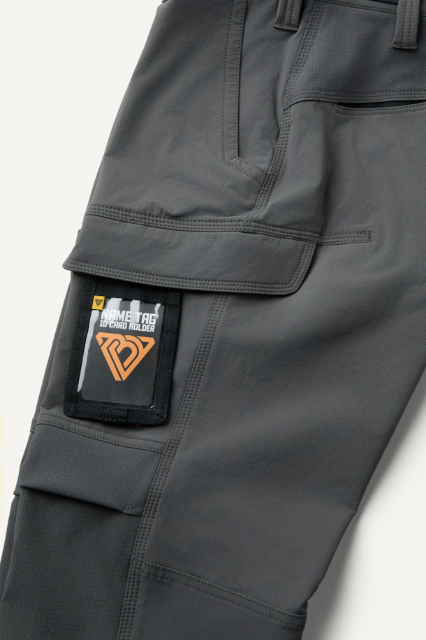 워크 시그니쳐' (Work Signature) 팬츠 V2 (화섬)는 남성용 컴포트핏 워크웨어 팬츠입니다. 나일론과 스판덱스 혼방 소재로 제작되어 사계절 내내 착용 가능하며, 작업용과 일상 모두 활용할 수 있습니다. 그레이 컬러의 무지 디자인이며, 편안한 착용감과 내구성을 제공합니다. 무릎 패드 탈부착 기능, 6개 포켓, 볼디스트 파우치 호환, 3줄 스티치 마감, YKK 스냅 및 지퍼를 사용하여 실용성을 더했습니다. 출근룩과 워크샵룩, 미니멀 및 캐주얼 스타일을 선호하는 분들께 추천합니다.
