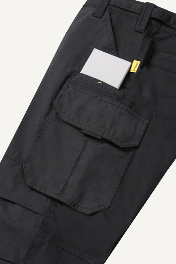 아라미드 쉴드 조거 팬츠 V3는 워크웨어와 일상, 스포티, 밀리터리 스타일을 아우르는 남성용 조거 팬츠입니다. 블랙 색상으로 사계절 착용 가능하며, 코듀라와 아라미드 소재를 사용하여 내구성과 내마모성을 높였습니다. 발수 기능과 신축성을 갖춰 활동성을 보장하며, 스탠다드핏 조거핏으로 편안한 착용감을 제공합니다. 10개의 포켓, YKK 지퍼, 더블 스티치, 무릎 보호 시스템, 툴 파우치 호환 등 다양한 디테일이 특징입니다. 출근룩, 워크샵룩, 캠핑룩 등 다양한 TPO에 활용할 수 있습니다.
