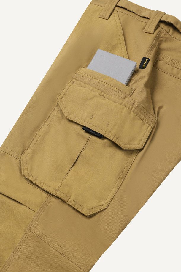 아라미드 쉴드 조거 팬츠 V3는 일상과 워킹 활동에 적합한 조거핏 바지입니다. 베이지 색상으로, 사계절 내내 착용 가능하며 스포티와 밀리터리 스타일을 동시에 연출합니다. 코듀라와 아라미드 소재를 사용하여 내구성과 신축성이 뛰어나고, 발수 기능까지 갖췄습니다. 10개의 포켓, YKK 지퍼, 더블 스티치, 무릎 보호 시스템, 파우치 호환 등 다양한 기능과 특징을 제공합니다. 스탠다드핏으로 편안하게 착용할 수 있으며, 워크웨어, 미니멀 스타일을 선호하는 분들께 추천합니다.
