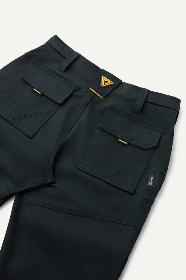 크래프트맨 팬츠 V4는 남성용 워크웨어 팬츠로, 사계절 착용이 가능합니다. 블랙 컬러의 무지 디자인에 스포티와 밀리터리 스타일을 더했으며, 컴포트 핏으로 편안한 착용감을 제공합니다. 면혼방, 코듀라, 나일론 등 튼튼한 소재를 사용하여 내구성을 높였으며 발수 및 스트레치 기능도 갖췄습니다. YKK 스냅/지퍼, 12개 포켓 시스템, 인체공학적 패턴, 밑단 너비 조절 기능, 코듀라 500D 원단 덧댐 등 실용적인 디테일이 돋보입니다. 출근룩, 워크샵룩, 가을 나들이룩 등 다양한 TPO에 워크웨어, 미니멀, 캐주얼 스타일로 활용하기 좋습니다.
