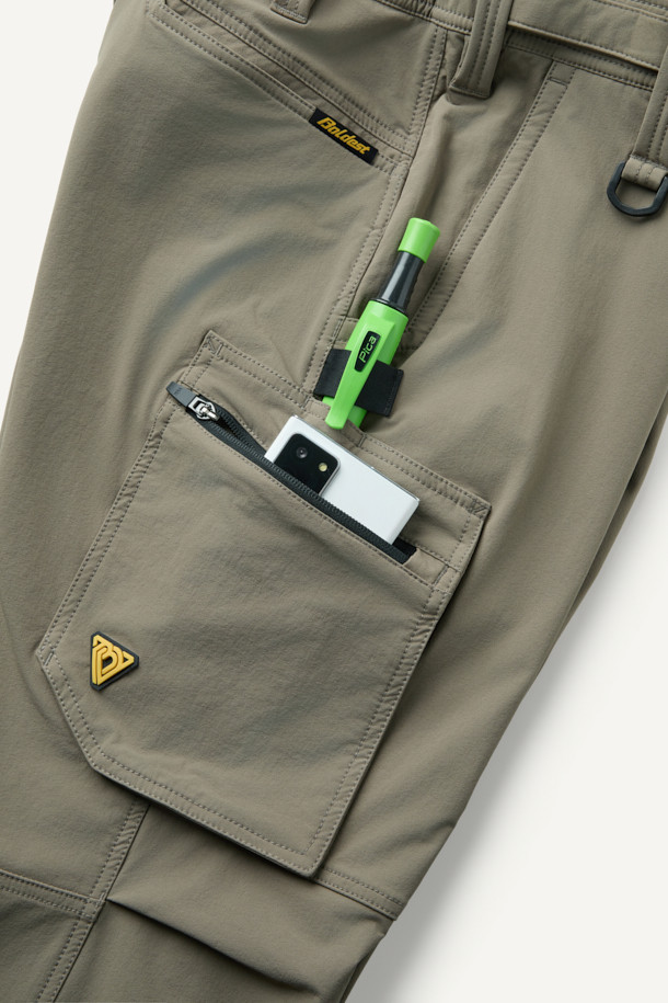 밀리터리, 워크웨어 스타일의 안티케미컬 팬츠입니다. 카키와 올리브 두 가지 색상으로 제공되며, 사계절 착용이 가능합니다. 나일론 소재로 제작되어 방수, 발수, 내화학 기능과 스트레치성을 갖춰 편안한 착용감을 선사합니다. 9개의 포켓, 카고 포켓, D링, 3M 재귀반사, 벨크로, 스냅 버튼 등 다양한 디테일이 돋보이며 YKK 지퍼를 사용하여 내구성을 높였습니다. 넉넉한 컴포트핏과 뒷밴딩 처리로 활동성을 더하여 출근룩, 캐주얼룩으로 활용하기 좋습니다.
