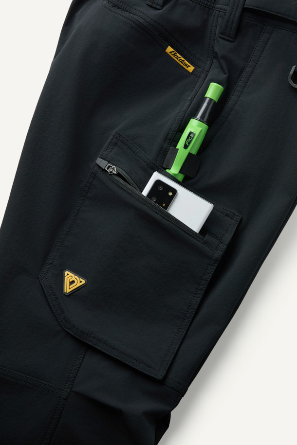 안티케미컬 팬츠는 작업과 일상 모두를 아우르는 활용도 높은 워크 팬츠입니다. 밀리터리 및 스포티 스타일을 결합하여 트렌디한 디자인을 선보이며, 사계절 착용 가능한 실용성을 갖췄습니다. 블랙 컬러의 긴 기장으로, 허리 스트레치 밴딩이 적용되어 편안한 컴포트핏을 제공합니다. 방수, 내화학 기능과 스트레치 소재로 활동성을 높였으며, 수납성을 고려한 9개의 포켓, YKK 지퍼, D링, 3M 재귀반사, 벨크로, 스냅, 플랩 등의 디테일이 돋보입니다. 출근룩, 워크웨어, 미니멀, 스포티 스타일을 선호하는 분들에게 적합합니다.
