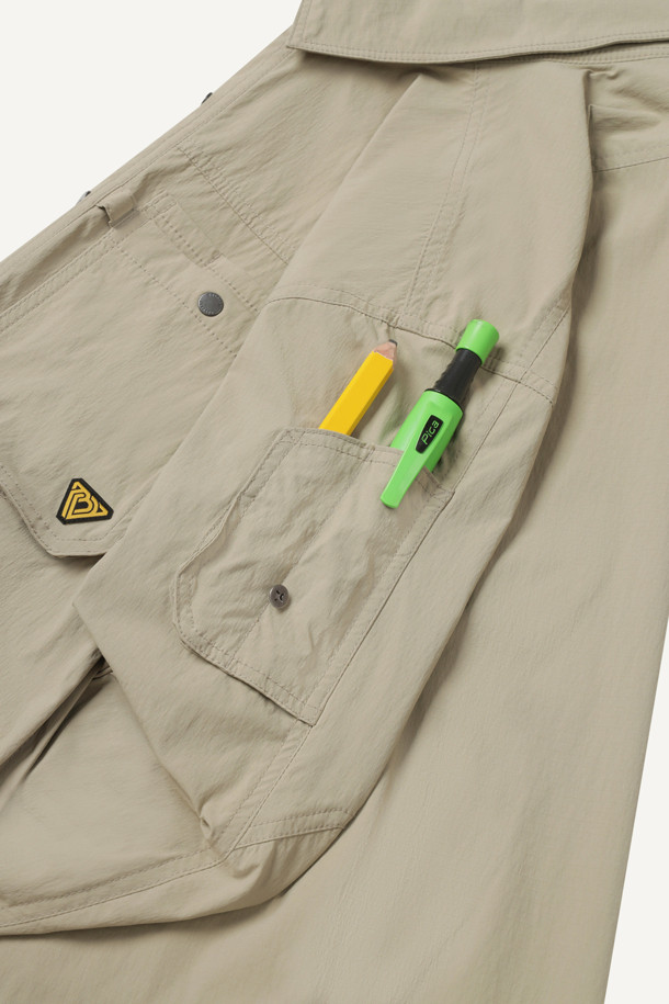 라이트워크 코듀라 셔켓은 워크웨어와 일상 모두 소화 가능한 남녀 공용 셔켓입니다. 베이지 색상으로 출시되었으며, 봄, 가을, 겨울 세 계절 모두 활용 가능합니다. 얇은 두께감에 코듀라, 나일론, 스판덱스 혼방 소재를 사용하여 방수, 신축성, 내구성, 내마모성까지 갖췄습니다. 컴포트핏 레귤러 기장으로 편안한 착용감을 제공하며, 8개의 포켓 시스템과 소매 롤업 기능, 금속 스냅 버튼, 볼펜 홀더, 다용도 고리 등 실용적인 디테일이 돋보입니다. 캐주얼, 워크웨어, 미니멀 스타일을 즐겨 입는 분들께 추천합니다.
