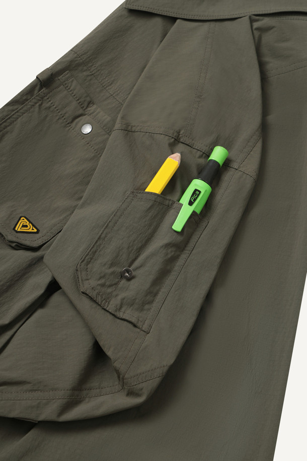 라이트워크 코듀라 셔켓은 봄, 가을, 겨울 세 계절 모두 활용 가능한 공용 셔켓입니다. 캐주얼, 스포티, 워크웨어 스타일을 아우르는 디자인으로, 일상, 워크, 출근룩, 워크샵룩, 가을 나들이룩 등 다양한 TPO에 적합합니다. 방수, 발수 기능을 갖춘 코듀라, 나일론, 스판덱스 혼방 소재로 제작되어 활동성과 편안함을 제공하며, 컴포트핏으로 편안한 착용감을 선사합니다. 카키, 올리브 두 가지 색상으로 출시되었으며, 얇은 두께감과 긴 소매 기장이 특징입니다. 8개의 수납 포켓, 소매 롤업 기능, 금속 스냅 버튼, 액션 플리츠, 펜 홀더, 다용도 고리 등 실용적인 디테일이 돋보입니다.
