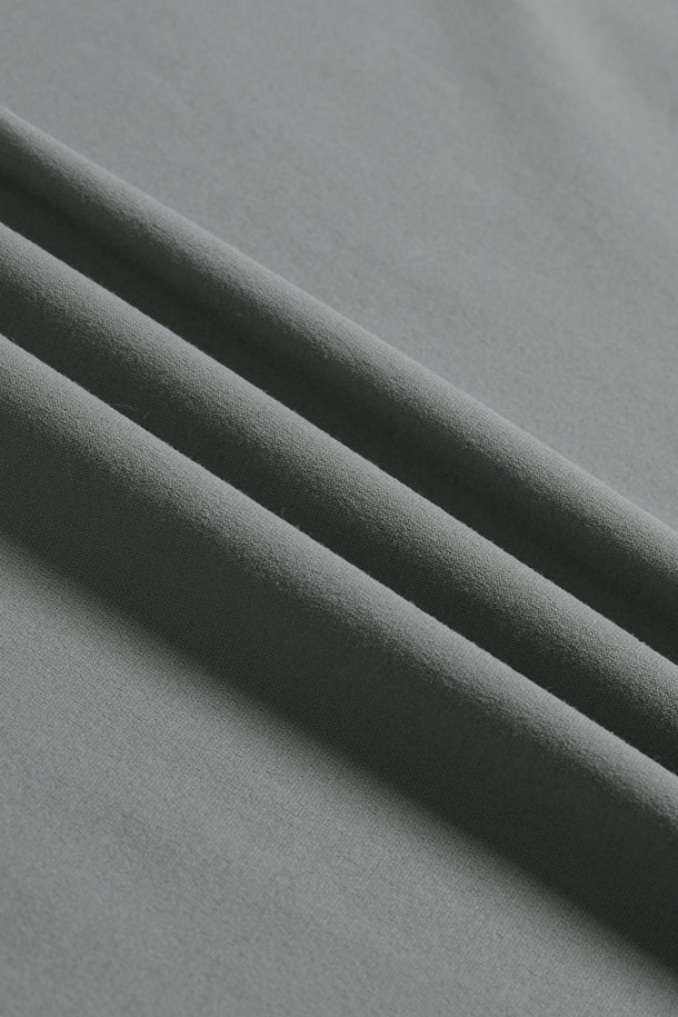 에센셜 폴로 반팔 티셔츠 V2는 일상과 워크웨어 모두에 적합한 공용 폴로 티셔츠입니다. 페인터 그레이 컬러의 무지 디자인으로 미니멀, 스포티, 캐주얼 스타일을 연출할 수 있습니다. 흡습, 속건, 신축성, 경량 기능을 갖춘 소로나, 나일론 혼방 소재로 제작되어 여름철에도 쾌적하게 착용 가능합니다. YKK 스냅 버튼, 펜슬 홀더, 벨크로 시스템, 와펜 포인트 등의 디테일과 친환경 소재 사용이 특징입니다. 출근룩, 워크샵룩 등 다양한 TPO에 활용할 수 있는 스탠다드핏의 반소매 티셔츠입니다.
