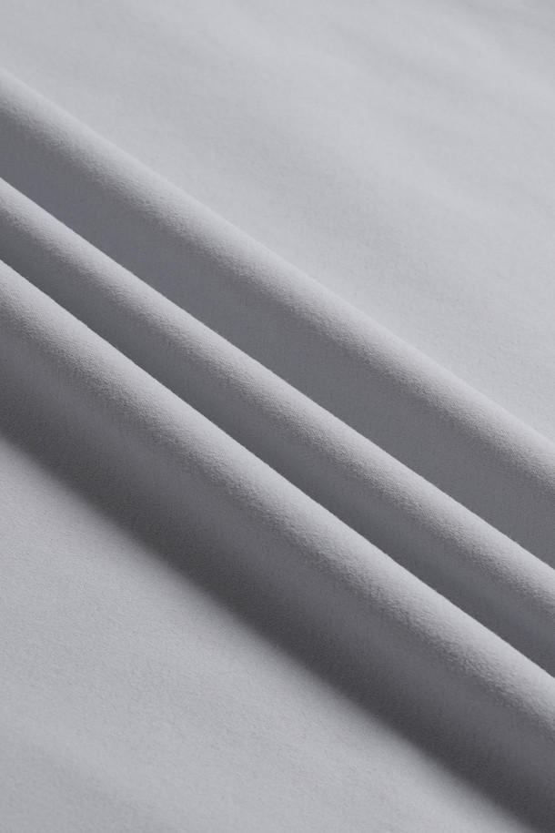 "에센셜 폴로 반팔 티셔츠 V2"는 페인터 그레이 색상의 남녀 공용 폴로 티셔츠입니다. 여름철 일상 및 워크, 특히 출근룩에 적합하며 스포티하면서도 미니멀한 스타일을 연출합니다. 흡습, 속건, 신축성, 통기성이 뛰어난 소로나와 나일론 혼방 소재로 제작되어 얇고 부드러운 촉감을 제공합니다. YKK 스냅 버튼, 펜슬 홀더, 벨크로 시스템, 와펜 포인트, 친환경 소재 등 다양한 디테일이 돋보입니다. 스탠다드 핏의 반소매 폴로넥 디자인으로 편안함과 활동성을 동시에 갖췄습니다.
