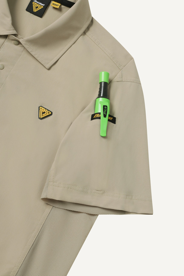 베이지 컬러의 워크 쿨링 폴로 반팔 티셔츠입니다. 스포티한 스타일로 작업용 및 일상복으로 활용 가능하며, 여름철 시원하게 착용할 수 있습니다. 나일론과 폴리우레탄 혼방 소재로 제작되어 부드러운 촉감과 뛰어난 신축성을 자랑하며, 흡습, 냉감, 속건, 통기성 기능을 제공합니다. 스탠다드핏, 반소매, 폴로넥 디자인에 얇은 두께로 제작되었으며, 펜꽂이 포켓, 벨크로 시스템, 재귀반사 프린트, 메쉬 소재를 적용하여 실용성을 높였습니다. 출근룩, 워크샵룩, 캐주얼, 미니멀 스타일을 선호하는 분들께 추천합니다.
