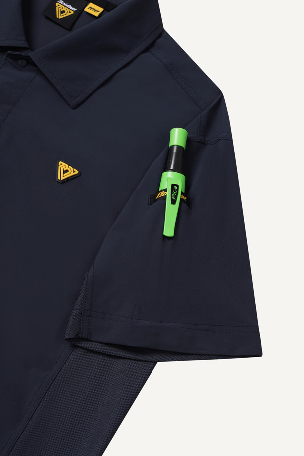 네이비 컬러의 워크 쿨링 폴로 반팔 티셔츠입니다. 여름철 워크웨어와 일상복으로 활용하기 좋은 스탠다드핏의 폴로 티셔츠로, 나일론과 폴리우레탄 혼방 소재로 제작되어 부드러운 촉감과 뛰어난 신축성을 자랑합니다. 흡습, 속건, 냉감, 통기성 기능을 갖춰 쾌적한 착용감을 제공하며, YKK 스냅 버튼, 펜꽂이 포켓, 벨크로 시스템, 3M 재귀반사 프린트, 메쉬 소재 통기성 등 다양한 디테일이 돋보입니다. 스포티하고 미니멀한 디자인으로 워크샵룩, 여행룩 등 다양한 TPO에 활용할 수 있습니다.
