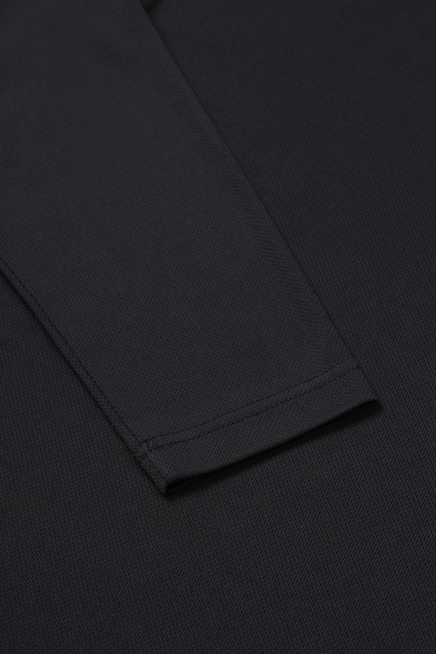 **쿨코어 긴팔 티셔츠**는 워크웨어, 일상, 스포츠 활동에 적합한 남녀 공용 상의입니다. 블랙 색상의 스탠다드핏 긴팔 티셔츠로, 사계절 내내 활용 가능합니다. 얇고 가벼운 쿨코어 소재를 사용하여 냉감, 흡습, 속건 기능을 제공하며, 활동성을 높이는 겨드랑이 패턴과 펜 포켓, 벨크로 시스템이 특징입니다. 또한, 재귀반사 디테일로 안전성을 더하고, 더블 스티치 봉제와 브랜드 로고로 내구성과 디자인을 완성했습니다. 미니멀하고 스포티한 스타일을 연출하며, 출근룩, 워크샵룩, 피트니스룩 등 다양한 TPO에 활용할 수 있습니다.
