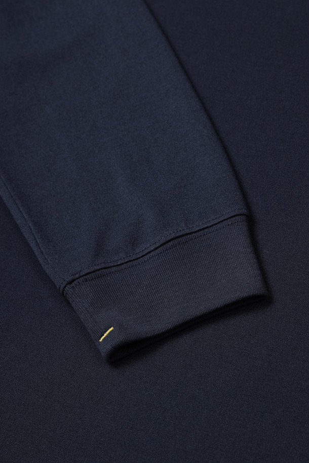 네이비 컬러의 방적사 긴팔 티셔츠입니다. 컴포트 핏으로 제작되어 편안한 착용감을 제공하며, 라운드넥 디자인으로 깔끔한 느낌을 줍니다. 부드러운 촉감의 폴리에스테르 소재로 제작되어 사계절 내내 활용 가능하며, 보온성과 흡습성이 뛰어나 실용적입니다. 펜꽂이 포켓, 밑단 트임, 갈라삼봉 스티치, 브랜드 와펜, 로고 라벨 등의 디테일이 돋보이며, 출근룩이나 워크샵룩, 미니멀, 워크웨어, 클래식 스타일을 즐기는 분들께 추천합니다.
