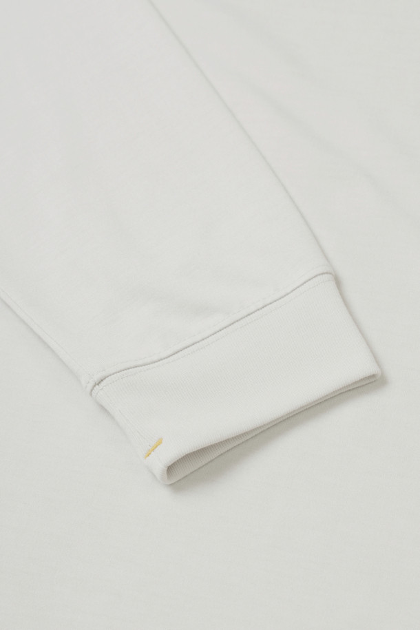 본 방적사 긴팔 티셔츠는 워크웨어 및 일상복으로 활용하기 좋은 베이직 스타일의 긴팔 티셔츠입니다. 부드러운 촉감의 폴리에스테르 소재로 제작되어 사계절 내내 착용 가능하며, 컴포트핏으로 편안한 착용감을 선사합니다. 라운드넥 디자인에 무지 패턴으로 깔끔함을 더했으며, 밑단 트임 디테일과 펜 포켓이 워크웨어의 실용성을 강조합니다. 갈라삼봉 스티치 마감과 볼디스트 심볼 와펜, 볼디스트 로고 라벨을 통해 브랜드의 아이덴티티를 나타냅니다. 출근룩과 워크샵룩, 미니멀, 클래식 스타일을 즐겨 입는 분들께 추천합니다.
