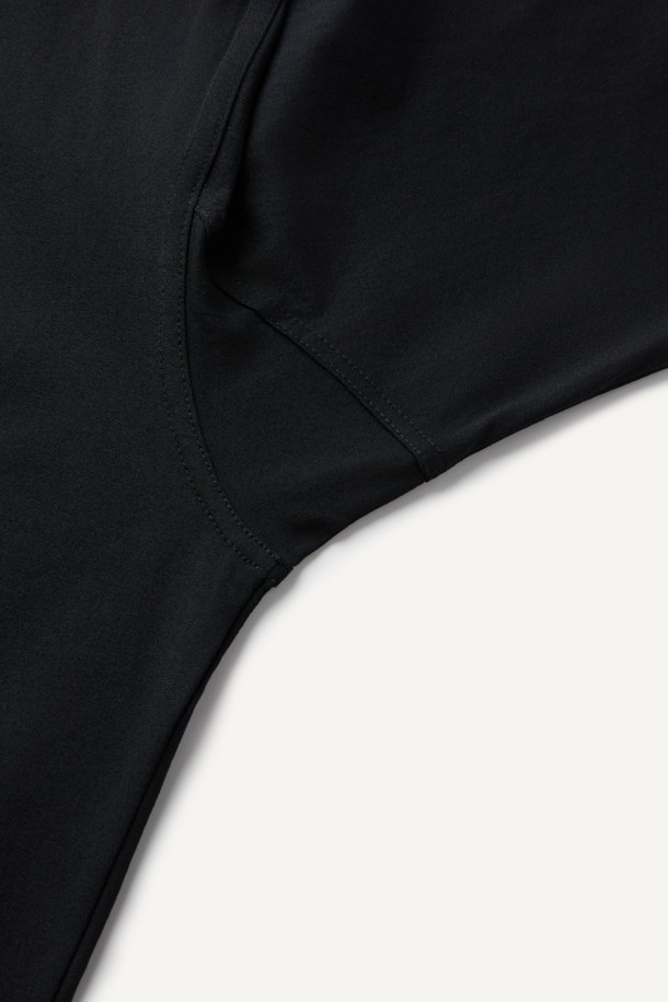 에센셜 폴로 긴팔 티셔츠는 블랙 컬러의 베이직 스타일 폴로 티셔츠입니다. 흡습속건 기능과 신축성을 갖춘 폴리에스테르와 소로나 혼방 소재로 제작되어 편안한 착용감을 제공합니다. 컴포트핏으로 디자인되었으며, 레귤러 기장의 긴소매와 폴로넥이 특징입니다. YKK 스냅 버튼, 겨드랑이 활동 패턴, 더블 스티치 봉제, 펜슬 홀더, 볼디스트 심볼 라벨 등의 디테일이 돋보입니다. 출근룩, 비즈니스 캐주얼, 워크샵룩 등 다양한 TPO에 활용하기 좋은 클래식, 미니멀, 워크웨어 스타일의 제품입니다.
