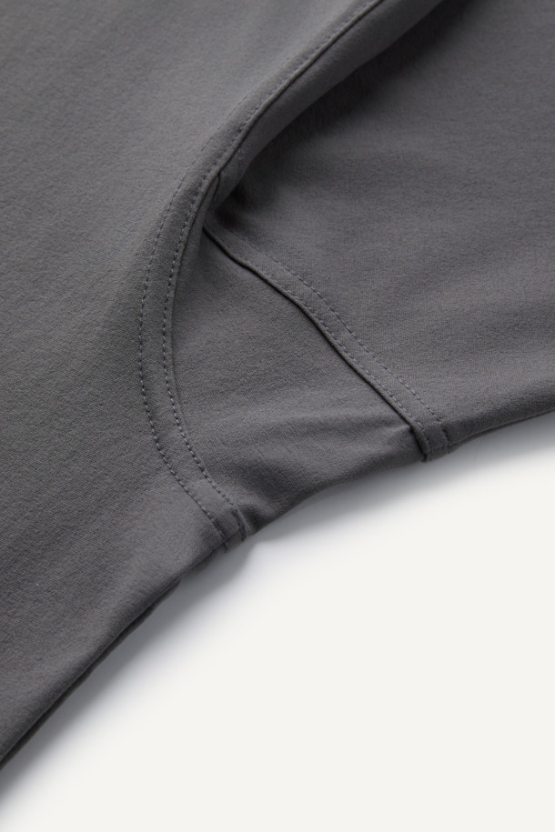 에센셜 폴로 긴팔 티셔츠는 베이직한 스타일의 컴포트핏 폴로넥 긴팔 티셔츠입니다. 일상과 워크웨어 모두에 적합하며, 출근룩과 비즈니스 캐주얼 스타일을 연출하기 좋습니다. 폴리에스테르와 소로나 혼방 소재로 제작되어 흡습, 속건, 신축성이 우수합니다. YKK 스냅 버튼, 겨드랑이 활동 패턴, 더블 스티치 봉제 등의 디테일과 펜슬 홀더, 볼디스트 심볼 라벨이 특징입니다. 클래식, 미니멀, 워크웨어 스타일을 선호하는 분들께 추천합니다.
