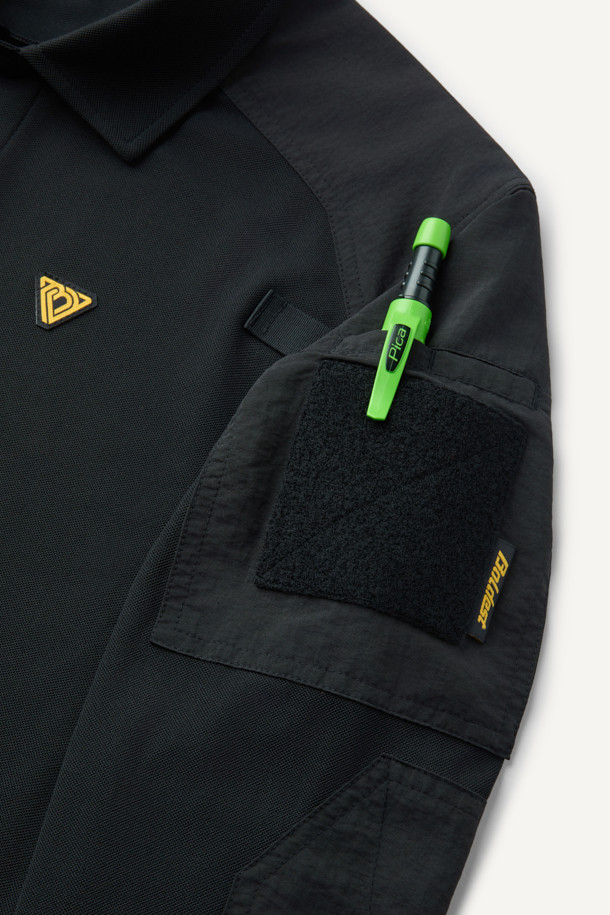 블랙 색상의 택티컬 폴로 긴팔 티셔츠입니다. 일상, 작업용, 출근룩, 여행룩, 워크샵룩 등 다양한 TPO에 적합하며, 캐주얼, 미니멀, 워크웨어 스타일을 연출할 수 있습니다. 나일론과 폴리에스테르 혼방 소재로 제작되어 흡습, 속건, 항균, 통기성, 신축성이 우수합니다. 밀리터리 무드의 스탠다드핏 폴로넥 디자인으로, 양쪽 가슴 펜 홀더, 소매 플랩 포켓, 벨크로 디테일, 사이드 밑단 트임, YKK 스냅 버튼, 벨크로 시스템 등 실용적인 특징을 갖추었습니다. 긴소매 기장의 무지 디자인으로, 레귤러 기장으로 제작되었습니다.
