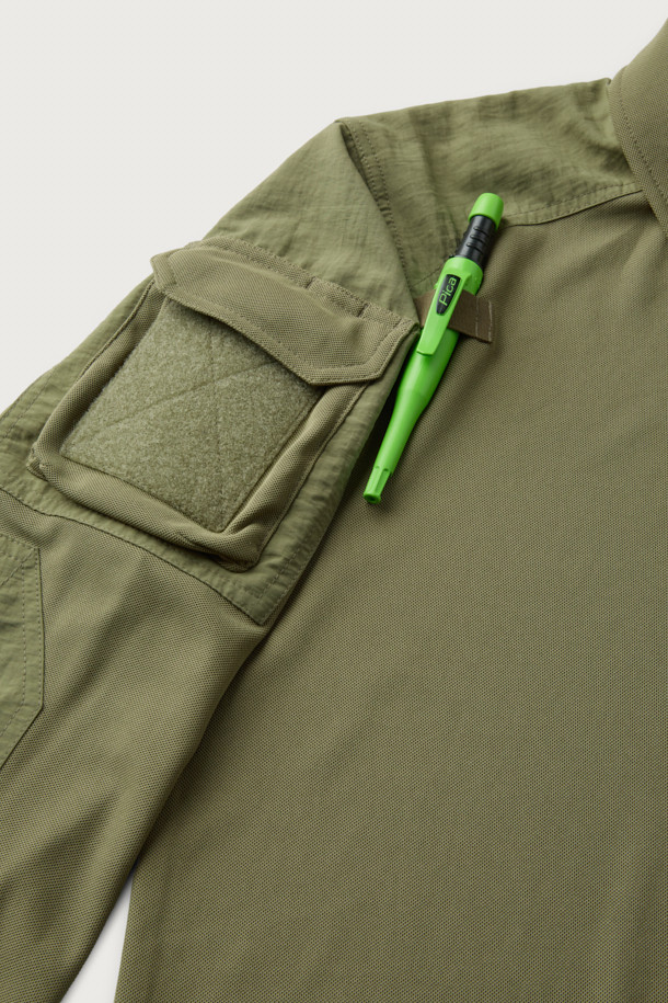 본 상품은 밀리터리, 스포티 스타일의 택티컬 폴로 긴팔 티셔츠입니다. 카키, 올리브 두 가지 색상으로 출시되었으며, 흡습, 속건, 항균, 통기성, 스트레치 기능으로 여름철에도 쾌적하게 착용 가능합니다. YKK 스냅 버튼, 펜 홀더, 벨크로 플랩 포켓, 사이드 밑단 트임, 벨크로 시스템, 내마모성 강화 등의 디테일이 돋보입니다. 출근룩, 워크샵룩, 여행룩 등 다양한 TPO에 활용 가능하며, 캐주얼, 스포티, 워크웨어 스타일을 연출할 수 있습니다. 스탠다드핏의 폴로넥 디자인으로 편안함과 활동성을 동시에 제공합니다.
