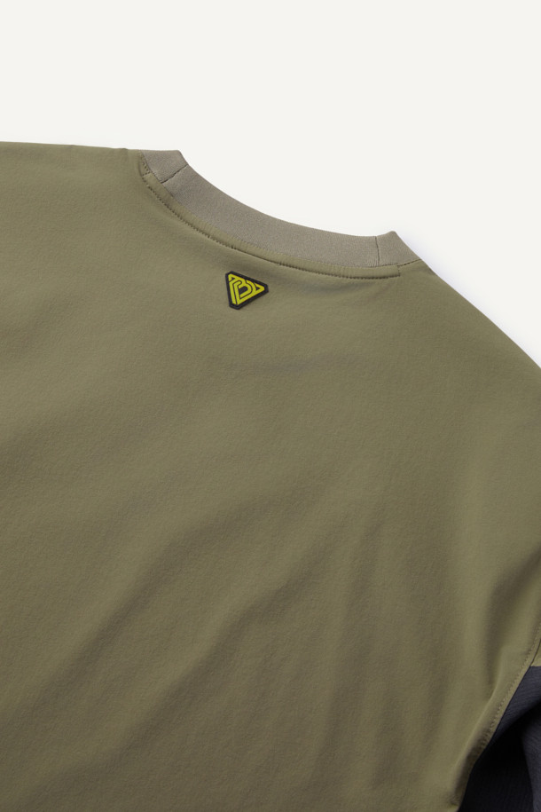 액티브 우븐 스트레치 스웻셔츠 V3는 활동적인 일상과 스포츠 활동에 적합한 공용 스웻셔츠입니다. 카키와 네이비 두 가지 색상으로 출시되었으며, 봄, 가을에 착용하기 좋습니다. 얇고 부드러운 나일론 소재로 제작되어 뛰어난 착용감을 선사하며, 4방향 스트레치 기능으로 활동성을 높였습니다. DWR 발수 가공 처리로 생활 방수가 가능하며, 땀을 빠르게 흡수하고 건조시키는 속건 기능으로 쾌적함을 유지합니다. 산책, 여행, 피트니스룩 등 다양한 TPO에 스포티, 캐주얼, 미니멀 스타일로 활용할 수 있습니다. 양 사이드 포켓과 펜 포켓이 있으며, 와펜 및 로고 패치 탈부착이 가능하여 실용성을 더했습니다.
