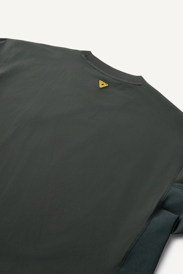 액티브 우븐 스트레치 스웻셔츠 V3는 스포츠 활동과 일상에서 모두 활용 가능한 스포티하고 캐주얼한 스타일의 상의입니다. 봄, 가을에 적합하며, 4WAY 스트레치 기능과 나일론 소재를 사용하여 활동성을 높였습니다. 생활 방수 기능과 DWR 발수 가공으로 갑작스러운 날씨 변화에도 대응할 수 있으며, 통기성과 속건 기능도 갖춰 쾌적함을 유지합니다. 컴포트핏 라운드넥 디자인에 무지 패턴, 긴 소매 기장이 특징이며, 벨크로 시스템, 양사이드 포켓, 펜 포켓을 더해 실용성을 더했습니다. 산책, 피트니스, 여행 등 다양한 TPO(Time, Place, Occasion)에 매치하여 미니멀한 스타일을 연출할 수 있습니다.
