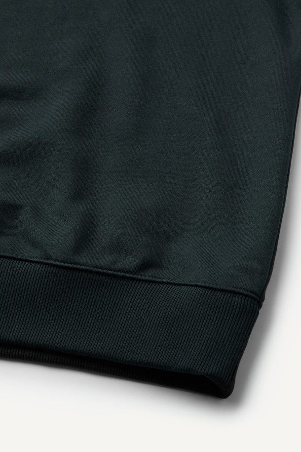 ONELIFE(원라이프) 직업군 그래픽 스웻셔츠는 캐주얼, 스트릿, 미니멀 스타일을 아우르는 공용 스웻셔츠입니다. 블랙 컬러에 봄, 가을, 겨울 모두 착용 가능한 두꺼운 두께감으로 제작되었습니다. 면과 폴리에스터 혼방 소재로 제작되어 부드러운 촉감을 선사하며, 컴포트 핏으로 편안한 착용감을 제공합니다. ONELIFE 콜라보레이션으로 탄생한 직업군 그래픽 디자인과 넥라인 삼각 인서트, 볼디스트 삼각 심볼이 특징입니다. 라운드넥과 긴소매 디자인으로 다양한 스타일 연출에 용이합니다.
