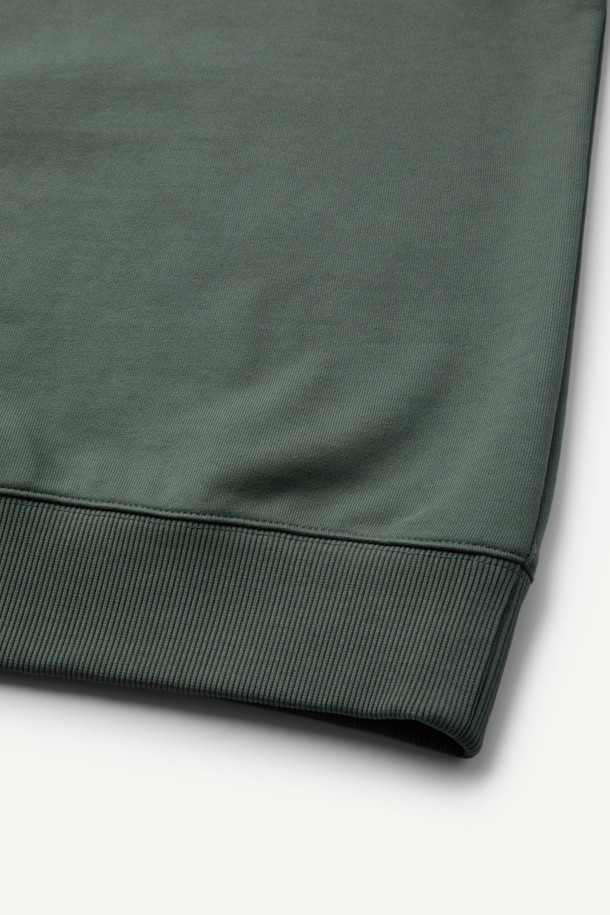 ONELIFE (오네이프) 직업군 그래픽 스웻셔츠는 남녀 모두 착용 가능한 캐주얼, 스트릿 스타일의 상의입니다. 가을, 겨울 시즌에 어울리는 두꺼운 두께감의 면, 폴리에스터 혼방 소재로 제작되었으며, 부드러운 촉감을 선사합니다. 카키, 그린 두 가지 색상으로 제공되며, ONELIFE 콜라보레이션으로 탄생한 직업군 그래픽 디자인과 볼디스트 삼각 심볼, 넥라인 삼각 인서트 디테일이 특징입니다. 컴포트핏 라운드넥 디자인으로 일상, 캠핑룩 등 다양한 TPO에 활용 가능합니다. 긴 소매 기장의 스웻셔츠로 편안하면서도 개성 있는 스타일을 연출해보세요.
