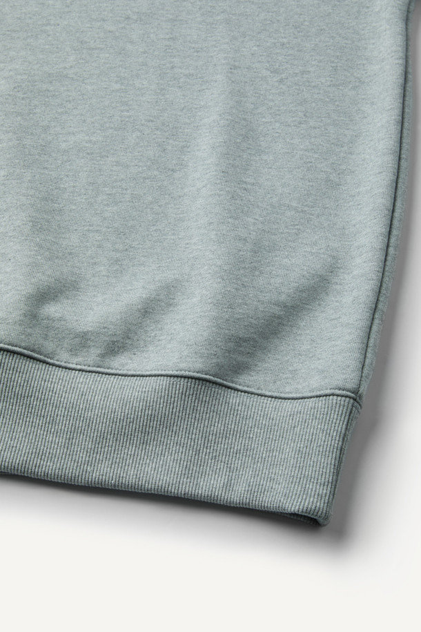 ONELIFE(원라이프) 직업군 그래픽 스웻셔츠는 캐주얼, 스트리트, 미니멀 스타일을 아우르는 공용 스웻셔츠입니다. 부드러운 면과 폴리에스터 혼방 소재로 제작되어 봄, 가을, 겨울 모두 착용 가능하며, 두꺼운 두께감으로 보온성을 더했습니다. 컴포트 핏의 레귤러 기장으로 편안한 착용감을 제공하며, 라운드넥과 긴 소매 디자인이 특징입니다. ONELIFE 콜라보레이션으로 제작된 직업군 그래픽 디자인과 볼디스트 삼각 심볼, 넥라인 삼각 인서트가 돋보이는 유니크한 스타일을 연출합니다. 컬러는 어디든 매치하기 쉬운 그레이 색상입니다.
