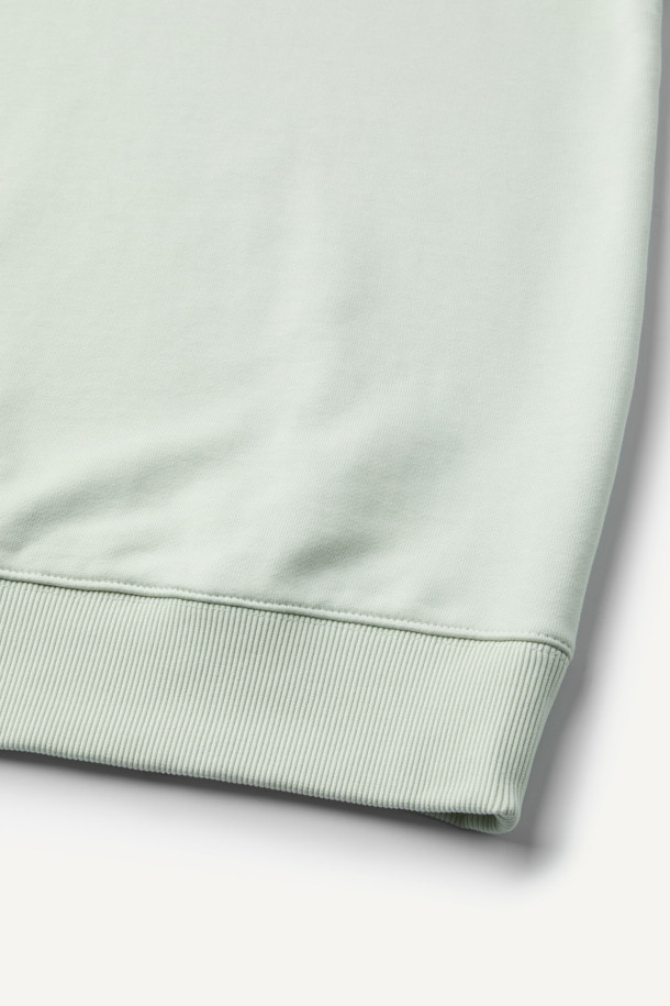 ONELIFE(원라이프) 직업군 그래픽 스웻셔츠는 캐주얼, 스트리트, 미니멀 스타일을 추구하는 당신을 위한 아이템입니다. 봄, 가을, 겨울 모두 착용 가능하며, 일상 및 캠핑룩에 활용하기 좋습니다. 면과 폴리에스터 혼방의 부드러운 촉감과 두꺼운 두께감으로 편안함을 선사합니다. ONELIFE 콜라보레이션으로 제작되었으며, 직업군 그래픽과 볼디스트 삼각 심볼, 넥 라인의 삼각 인서트 디자인이 특징입니다. 라운드넥, 긴 소매, 컴포트 핏으로 제작되었으며, 화이트, 레드 두 가지 색상으로 만나볼 수 있습니다.
