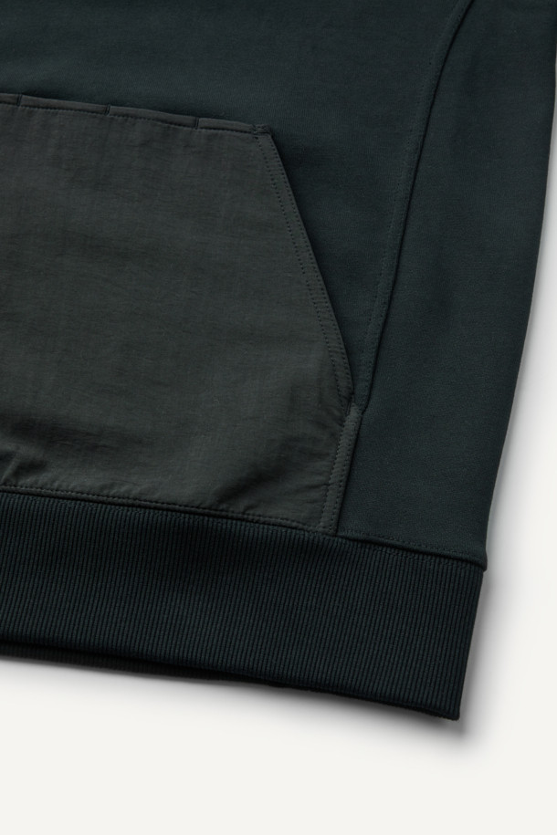 블랙 컬러의 워크 후드 스웻셔츠입니다. 면, 폴리에스터, 나일론 혼방의 두꺼운 소재로 제작되어 봄, 가을, 겨울 착용에 적합하며, 일상과 워킹 시 활용하기 좋습니다. 컴포트핏으로 편안한 착용감을 제공하며, 후드 디자인과 금속 스냅, 4구 펜 포켓, 캥거루 포켓, 소매 펜꽂이 포켓, 볼디스트 심볼 라벨 등의 특징을 갖추었습니다. 캐주얼, 미니멀, 워크웨어 스타일을 즐기는 분들께 출근룩과 캠핑룩으로 추천합니다. 무지 디자인으로 어떤 스타일에도 쉽게 매치할 수 있습니다.
