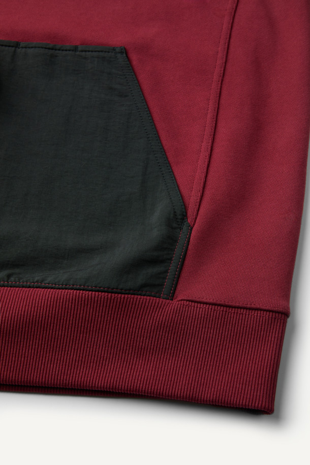 **워크 후드 스웻셔츠**는 일상과 워킹에 모두 활용 가능한 상의입니다. 버건디와 블랙 두 가지 색상으로 출시되었으며, 스포티하면서도 캐주얼한 스타일을 연출합니다. 컴포트핏으로 편안한 착용감을 제공하며, 면, 폴리에스터, 나일론 혼방 소재로 제작되어 부드러운 촉감을 자랑합니다. 금속 스냅 후드, 4구 펜포켓, 캥거루 포켓, 소매 펜꽂이 포켓 등 실용적인 디테일이 돋보이며, 볼디스트 심볼 라벨로 포인트를 더했습니다. 출근룩과 산책룩, 워크웨어 스타일을 즐겨 입는 분들께 추천합니다.
