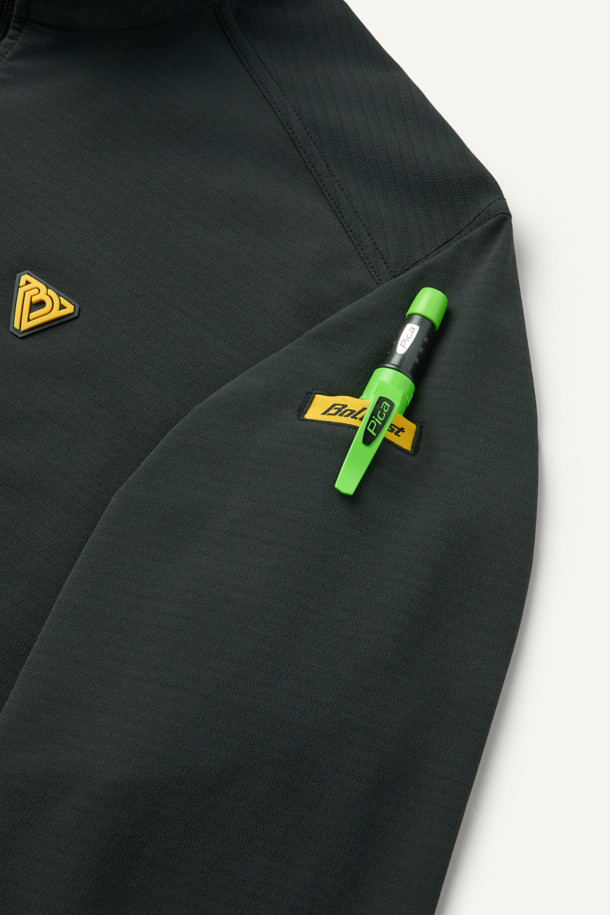 겨울철 따뜻함을 책임질 윈터 반집업 긴팔 티셔츠(코듀라)입니다. 코듀라, 스판덱스, 플리스 소재 혼방으로 뛰어난 내구성과 신축성, 부드러운 촉감과 보온성을 제공합니다. 안감은 플리스로 마감하여 한겨울에도 쾌적하게 착용 가능하며, 스포티하면서도 베이직한 디자인으로 일상, 워킹, 여행 등 다양한 TPO에 활용하기 좋습니다. YKK 지퍼, 지퍼 하단 쉘터 보강, 왼쪽 소매 펜꽂이 포켓, 양쪽 사이드 스트레치 배색, 소매단 접밴드 등 디테일한 디자인이 돋보입니다. 다크 그린 색상의 무지 패턴으로 미니멀하고 캐주얼한 스타일을 연출해보세요.
