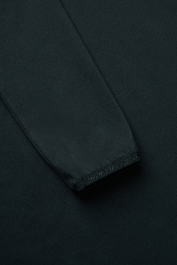 **윈터 기모 터틀넥 긴팔 티셔츠**는 겨울철 추위에도 따뜻함과 스타일을 동시에 잡을 수 있는 아이템입니다. 부드러운 기모 안감과 보온 기능을 갖춰 쌀쌀한 날씨에도 쾌적하게 착용 가능합니다. 데일리룩, 피트니스룩, 러닝룩 등 다양한 TPO에 활용할 수 있으며, 스포티, 미니멀, 캐주얼 스타일을 연출하기 좋습니다. 신축성이 우수한 폴리에스테르, 스판덱스 혼방 소재로 활동성을 높였으며, 손목 밴드 처리와 겨드랑이 액션 분량(거싯) 디테일로 편안한 착용감을 제공합니다. 블랙 색상에 무지 디자인으로 어떤 옷에도 쉽게 매치할 수 있으며, 귀걸이용 고리가 있어 편리합니다.
