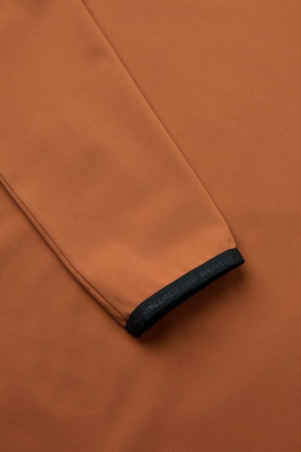 보온성과 활동성을 갖춘 윈터 기모 터틀넥 긴팔 티셔츠입니다. 부드러운 촉감의 폴리에스테르, 스판덱스 혼방 소재에 기모 안감을 더해 한겨울에도 따뜻하게 착용 가능합니다. 베이직 스타일의 무지 디자인으로 다양한 겨울 데일리룩과 스포츠 활동에 활용하기 좋습니다. 테크핏 핏과 긴소매, 터틀넥 디자인으로 보온성을 높였으며, 손목 밴드와 겨드랑이 액션 분량(거싯)으로 활동성을 더했습니다. 귀걸이용 고리 장착과 로고 전사가 돋보이는 미니멀, 캐주얼, 스포티 스타일의 티셔츠입니다.
