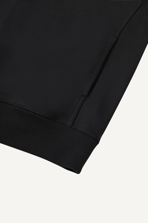 시그니처 스웻셔츠 V4는 워크 및 일상생활에서 활용하기 좋은 공용 스웻셔츠입니다. 봄, 가을, 겨울 계절에 적합하며, 스포티하고 베이직한 스타일을 연출합니다. 면, 폴리에스터, 나일론 혼방의 두꺼운 소재로 제작되어 부드러운 촉감과 흡습, 보온, 내구성을 갖췄습니다. 라운드넥에 컴포트핏의 레귤러 기장으로 제작되었으며, 가슴 자수 로고와 앞주머니 2개, 어깨/팔꿈치 보강, 벨크로 시스템, 뒷목 행거루프 등의 디테일이 돋보입니다. 출근룩이나 겨울 데일리룩으로 캐주얼하게 코디하기 좋습니다.
