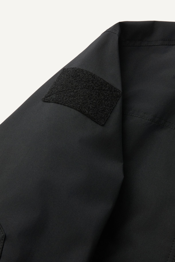 워크 경량 패딩은 캐주얼하고 스포티한 스타일의 겨울용 아우터입니다. 블랙 색상의 무지 디자인으로, 출근룩과 여행룩에 모두 활용하기 좋습니다. 나일론 소재로 제작되어 가볍고 부드러운 촉감을 선사하며, 두꺼운 두께감으로 뛰어난 보온성을 제공합니다. 생활 방수 기능과 투습 기능으로 쾌적함을 유지하며, 지퍼와 스냅으로 여밀 수 있습니다. 6개의 포켓과 스토퍼 디테일로 실용성을 더한 스탠다드핏 긴소매 패딩입니다.
