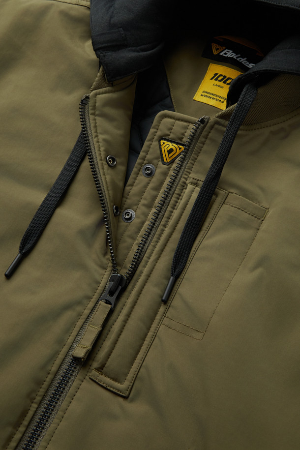 워크 MA-1 패딩 파카 V4는 일상과 워크웨어 스타일을 아우르는 남녀 공용 아우터입니다. 카키와 올리브 두 가지 색상으로 출시되었으며, 가을과 겨울에 따뜻하게 입을 수 있도록 두꺼운 두께감의 폴리에스테르 소재로 제작되었습니다. 컴포트핏으로 편안한 착용감을 제공하며, YKK 2WAY 지퍼, 13개 포켓, 후드 탈부착, 벨크로 시스템, 시보리 디테일, 아일렛 통기성 등 다양한 디테일이 돋보입니다. 생활방수, 방풍, 보온, 통기성 기능으로 실용성을 높였으며, 출근룩, 워크웨어, 스트리트, 미니멀 스타일을 즐겨 입는 분들께 추천합니다.
