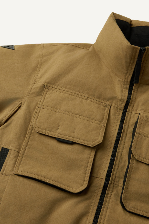 아라미드 쉴드 프리마로프트 워크 패딩 V2는 워크웨어와 일상, 스포티한 스타일을 아우르는 남녀 공용 겨울 아우터입니다. 베이지와 블랙 두 가지 색상으로 출시되었으며, 튼튼한 내구성과 보온성을 위해 아라미드, 코듀라, 프리마로프트 소재를 사용했습니다. 9개의 수납 포켓, D링 고리, 밑단 스트링 조절, 벨크로 시스템, 알루미늄 히팅 안감 등의 디테일이 돋보입니다. 발수 및 내열 기능으로 쾌적함을 더하며, 출근룩, 여행룩, 캠핑룩 등 다양한 TPO에 활용 가능합니다.
