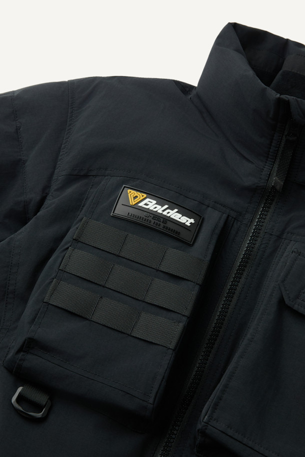 헤비듀티 퍼텍스 프리마로프트 워크 패딩 V3는 혹독한 겨울 날씨에도 끄떡없는 보온성을 제공하는 방한 패딩입니다. 방수, 투습, 보온, 발수, 경량 기능을 갖춘 프리마로프트 충전재와 튼튼한 퍼텍스, 코듀라 소재를 사용하여 제작되었습니다. 총 9개의 넉넉한 포켓과 겨드랑이 액션 분량, 몰리 시스템 적용으로 작업 시 편리함을 더합니다. 밀리터리, 스포티, 워크웨어 스타일을 아우르는 디자인으로 출근룩, 캠핑룩, 등산룩 등 다양한 TPO에 활용 가능합니다. 체열 반사 알루미늄 히팅 안감으로 보온성을 극대화하여 추운 겨울철에도 따뜻하게 활동할 수 있습니다.
