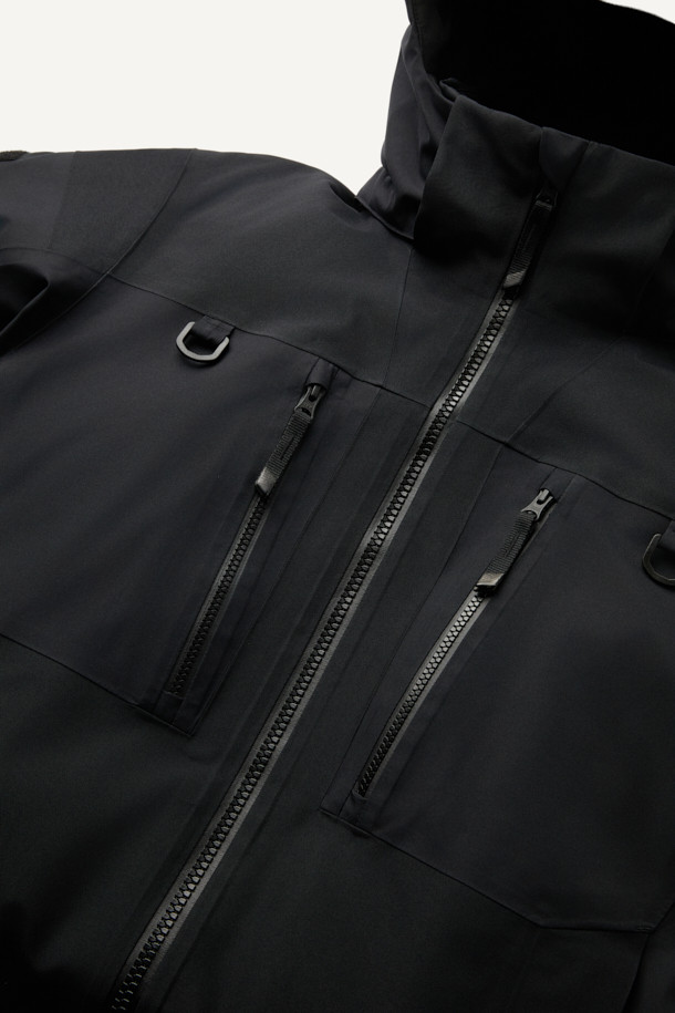 고어텍스 구스 다운 V2는 겨울철 하이킹, 일상, 워킹 등 다양한 활동에 적합한 남녀 공용 아우터입니다. 블랙 색상의 무지 디자인으로 스포티하고 미니멀한 스타일을 연출하며, 레귤러핏과 레귤러 기장으로 편안한 착용감을 제공합니다. 방수, 보온, 발수 기능과 7개의 포켓, 후드 탈부착, 알루미늄 히팅 안감, 내구성 등 뛰어난 기능성을 갖춰 캠핑룩, 등산룩, 출근룩 등 어떤 TPO에도 잘 어울립니다. 고어텍스 소재와 구스 다운 충전재를 사용하여 두꺼운 두께감으로 따뜻함을 극대화했으며, 긴 소매 기장과 지퍼, 스냅 여밈으로 외부의 찬 공기를 효과적으로 차단합니다.
